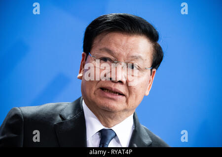 Berlin, Deutschland. 13 Mär, 2019. Thongloun Sisoulith, Premierminister der Volksrepublik Laos, sprach auf einer Pressekonferenz mit Bundeskanzlerin Merkel nach ihrem Treffen im Bundeskanzleramt. Quelle: Bernd von Jutrczenka/dpa/Alamy leben Nachrichten Stockfoto