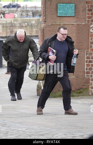 Liverpool UK, 13. März 2019. Menschen kämpfen als Sturm Gareth zerschlägt Liverpool mit 60 MPH Winde zu gehen. Credit: Ken Biggs/Alamy Leben Nachrichten. Stockfoto