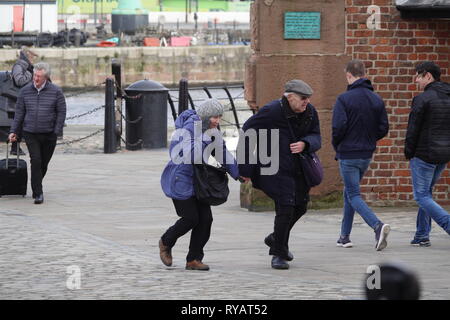 Liverpool UK, 13. März 2019. Menschen kämpfen als Sturm Gareth zerschlägt Liverpool mit 60 MPH Winde zu gehen. Credit: Ken Biggs/Alamy Leben Nachrichten. Stockfoto