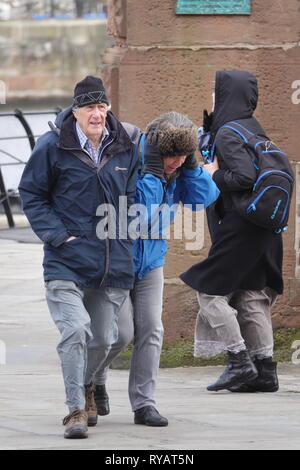 Liverpool UK, 13. März 2019. Menschen kämpfen als Sturm Gareth zerschlägt Liverpool mit 60 MPH Winde zu gehen. Credit: Ken Biggs/Alamy Leben Nachrichten. Stockfoto