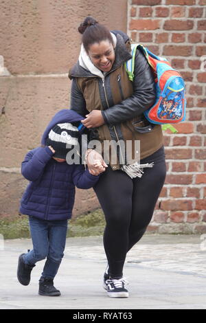 Liverpool UK, 13. März 2019. Menschen kämpfen als Sturm Gareth zerschlägt Liverpool mit 60 MPH Winde zu gehen. Credit: Ken Biggs/Alamy Leben Nachrichten. Stockfoto