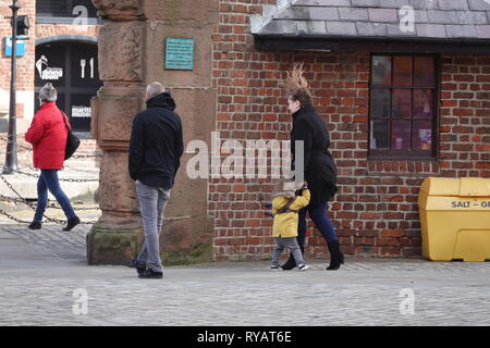 Liverpool UK, 13. März 2019. Menschen kämpfen als Sturm Gareth zerschlägt Liverpool mit 60 MPH Winde zu gehen. Credit: Ken Biggs/Alamy Leben Nachrichten. Stockfoto