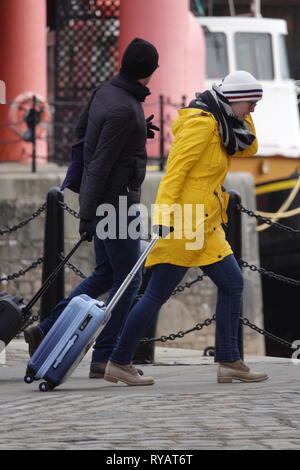 Liverpool UK, 13. März 2019. Menschen kämpfen als Sturm Gareth zerschlägt Liverpool mit 60 MPH Winde zu gehen. Credit: Ken Biggs/Alamy Leben Nachrichten. Stockfoto