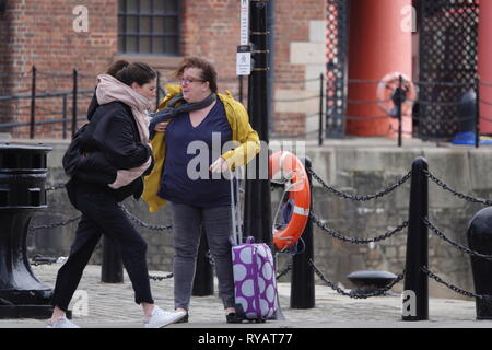 Liverpool UK, 13. März 2019. Menschen kämpfen als Sturm Gareth zerschlägt Liverpool mit 60 MPH Winde zu gehen. Credit: Ken Biggs/Alamy Leben Nachrichten. Stockfoto