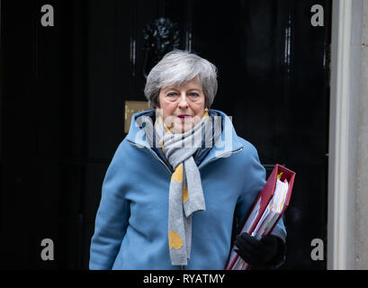 London, Großbritannien. 13. Mär 2019. Der britische Premierminister, Theresa May, Blätter 10 Downing Street, dem Parlament für PMQs zu gehen. Sie ist vor einer Abstimmung über die Frage, ob das Parlament ein no-deal Option akzeptieren wird. Letzte Nacht hatte sie verloren" Die sinnvolle Abstimmung' auf Ihrem Brexit beschäftigen. Credit: Tommy London/Alamy leben Nachrichten Stockfoto