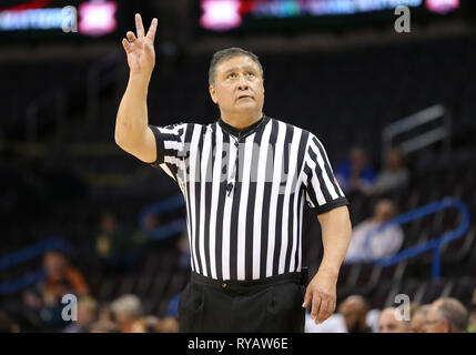 Oklahoma City, OK, USA. 9 Mär, 2019. Ein Schiedsrichter während eines Phillips 66 grosse 12 Basketball der Frauen-WM Viertelfinale Spiel zwischen der Iowa State Wirbelstürme und den Kansas Jayhawks in Chesapeake Energy Arena in Oklahoma City, OK. Grau Siegel/CSM/Alamy leben Nachrichten Stockfoto