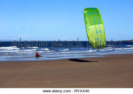 Gullane, Schottland, Großbritannien. März 2019. Kitesurfer Kitesurfen an einem sonnigen und windigen Tag am Gullane Bents Beach. Quelle: Craig Brown/Alamy Live News Stockfoto