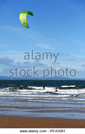 Gullane, Schottland, Großbritannien. März 2019. Kitesurfer Kitesurfen an einem sonnigen und windigen Tag am Gullane Bents Beach. Quelle: Craig Brown/Alamy Live News Stockfoto