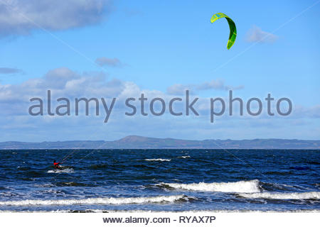 Gullane, Schottland, Großbritannien. März 2019. Kitesurfer Kitesurfen an einem sonnigen und windigen Tag am Gullane Bents Beach. Quelle: Craig Brown/Alamy Live News Stockfoto