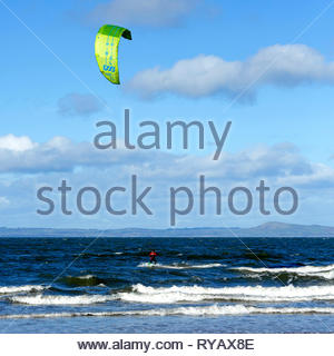 Gullane, Schottland, Großbritannien. März 2019. Kitesurfer Kitesurfen an einem sonnigen und windigen Tag am Gullane Bents Beach. Quelle: Craig Brown/Alamy Live News Stockfoto