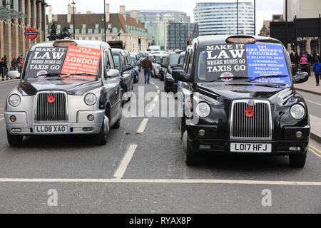 Westminster, London, UK, 13. März 2019. Black Cab Drivers strike wieder in Westminster, Blockade mehrerer Straßen rund um die Westminster Bridge, Parliament Square und Whitehall über die Einschränkungen ihrer Rechte auf Busspuren fahren, um zu protestieren. Credit: Imageplotter/Alamy leben Nachrichten Stockfoto