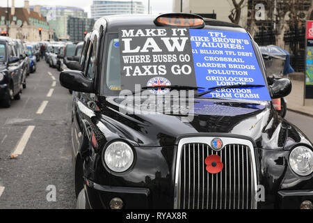 Westminster, London, UK, 13. März 2019. Black Cab Drivers strike wieder in Westminster, Blockade mehrerer Straßen rund um die Westminster Bridge, Parliament Square und Whitehall über die Einschränkungen ihrer Rechte auf Busspuren fahren, um zu protestieren. Credit: Imageplotter/Alamy leben Nachrichten Stockfoto