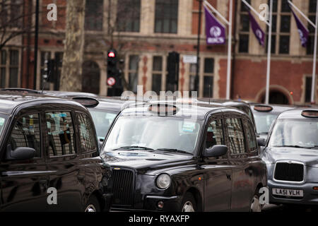 LONDON, UK, 13. März 2019: Black Cabs blockieren Straßen in der Gegend von Westminster aus Protest gegen die Pläne zu verbieten das Fahren auf Straßen in Teilen von London Credit: Tinte Drop/Alamy leben Nachrichten Stockfoto