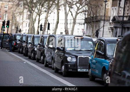 LONDON, UK, 13. März 2019: Black Cabs blockieren Straßen in der Gegend von Westminster aus Protest gegen die Pläne zu verbieten das Fahren auf Straßen in Teilen von London Credit: Tinte Drop/Alamy leben Nachrichten Stockfoto