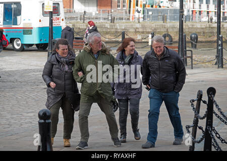 Liverpool, Großbritannien. 13. März, 2019. Menschen kämpfen als Sturm Gareth zerschlägt Liverpool mit 60 MPH Winde zu gehen. Credit: ken Biggs/Alamy leben Nachrichten Stockfoto