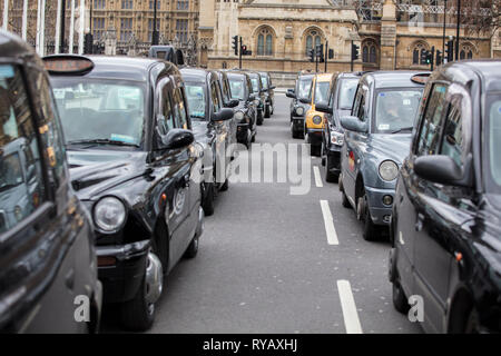 LONDON, UK, 13. März 2019: Black Cabs blockieren Straßen in der Gegend von Westminster aus Protest gegen die Pläne zu verbieten das Fahren auf Straßen in Teilen von London Credit: Tinte Drop/Alamy leben Nachrichten Stockfoto