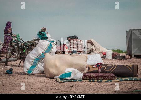 Saraqib, Idlib, Syrien. 13 Mär, 2019. Familie, die versuchen, ihre Habseligkeiten aus dem Haus der Russischen Luftangriff zu sammeln. Die Rebellen behaupten, dass die Russische Luftwaffe Angriff durchgeführt hat, zu den Rebellen kontrollierten Gebiet von Kafar Amim in Idib Provinz. Die russische Luftwaffe aktuell ist die Durchführung von Missionen gegen die Regierungstruppen in Syrien unter der Anforderung der syrischen Regierung. Credit: Mohamad Saeed/SOPA Images/ZUMA Draht/Alamy leben Nachrichten Stockfoto