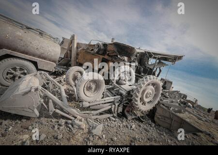 Saraqib, Idlib, Syrien. 13 Mär, 2019. Ein Auto gesehen, die von der Russischen Luftangriff zerstört wird. Die Rebellen behaupten, dass die Russische Luftwaffe Angriff durchgeführt hat, zu den Rebellen kontrollierten Gebiet von Kafar Amim in Idib Provinz. Die russische Luftwaffe aktuell ist die Durchführung von Missionen gegen die Regierungstruppen in Syrien unter der Anforderung der syrischen Regierung. Credit: Mohamad Saeed/SOPA Images/ZUMA Draht/Alamy leben Nachrichten Stockfoto