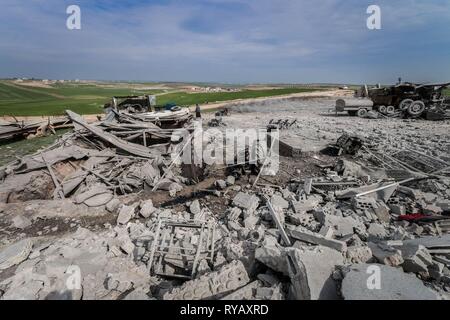 Saraqib, Idlib, Syrien. 13 Mär, 2019. Ein Gebäude gesehen, die von der Russischen Luftangriff zerstört wird. Die Rebellen behaupten, dass die Russische Luftwaffe Angriff durchgeführt hat, zu den Rebellen kontrollierten Gebiet von Kafar Amim in Idib Provinz. Die russische Luftwaffe aktuell ist die Durchführung von Missionen gegen die Regierungstruppen in Syrien unter der Anforderung der syrischen Regierung. Credit: Mohamad Saeed/SOPA Images/ZUMA Draht/Alamy leben Nachrichten Stockfoto