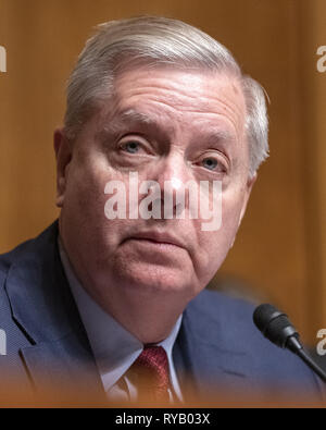 Washington, District of Columbia, USA. 13 Mär, 2019. United States Senator Lindsey Graham (Republikaner von South Carolina), Vorsitzender des United States Senate Committee auf die Justiz ist eine Eröffnung, wie Daniel S. Collins und Kenneth Kiyul Lee bezeugen vor dem Ausschuß für ihre Nominierung Vereinigten Staaten Stromkreis Richter für den 9. Circuit werden auf dem Capitol Hill in Washington, DC am Mittwoch, März 13, 2019 Credit: Ron Sachs/CNP/ZUMA Draht/Alamy leben Nachrichten Stockfoto