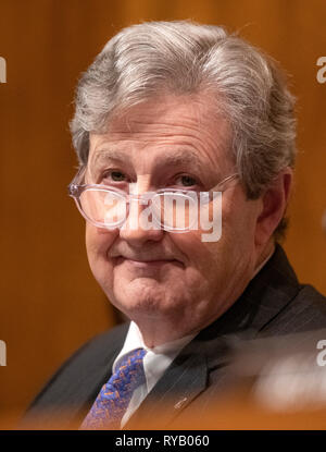 Washington, Vereinigte Staaten von Amerika. 13 Mär, 2019. United States Senator John Kennedy (Republikaner von Louisiana) sieht auf wie Daniel S. Collins und Kenneth Kiyul Lee bezeugen vor dem Senat der Vereinigten Staaten Ausschuss auf die Justiz auf ihre Nominierung Vereinigten Staaten Stromkreis Richter für den 9. Circuit werden auf dem Capitol Hill in Washington, DC am Mittwoch, 13. März 2019. Credit: Ron Sachs/CNP | Verwendung der weltweiten Kredit: dpa/Alamy leben Nachrichten Stockfoto