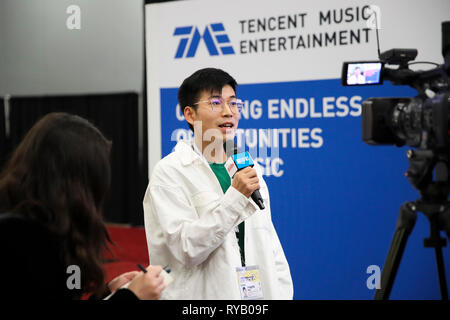 Austin, USA. 13 Mär, 2019. Yoga Peng, eine Führungskraft der Musik streaming Service von Tencent Musik, spricht in einem Interview mit der Nachrichtenagentur Xinhua auf der Messe der South by Southwest (SXSW) Konferenzen und Festivals in Austin, Texas, USA, 11. März 2019. Tencent Musik, eine führende online Musik Plattform in China, sucht der ethnischen Musik des Landes zu einem globalen Publikum bei einem großen Musikfestival in den Vereinigten Staaten einzuführen. Credit: Wang Ying/Xinhua/Alamy leben Nachrichten Stockfoto