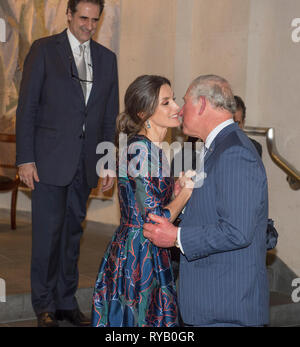 National Gallery, London, UK. 13. März, 2019. Der Prinz von Wales, Schirmherr der National Gallery, bei Ihrer Majestät Königin Letizia von Spanien, nimmt an der Eröffnung der Sorolla: Spanischer Meister des Lichts in der National Gallery, dem Trafalgar Square, London. Credit: Malcolm Park/Alamy Leben Nachrichten. Stockfoto