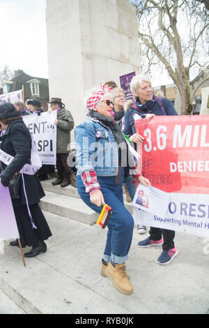 London, Großbritannien. 13 Mär, 2019. Mittwoch 13. März 13.00 Uhr altes Schloss Hof Westminster London UK. Die Mitglieder der Waspi Kampagne erinnert das Budget den Kanzlern der fehlenden Renten und Defizit auf die nationale Versicherung seit 2014, bei dwp Minister Ian Duncan Smith bildete drastische Entscheidungen und Veränderungen, seitdem unrepentant sogar ablehnen, die Gruppen über die Bedenken zu erfüllen, auch zu ignorieren, zitiert sie früher oder später gehen.)? Für einen öffentlich bestellter Minister das war arrogant und frech Bemerkung, dass die Folgen seiner Tat leugnet. Credit: Philip Robins/Alamy Stockfoto