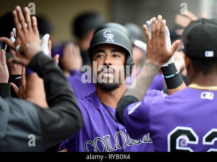 Scottsdale, Arizona, USA. 11 Mär, 2019. Rockies IAN DESMOND (20) Wanderungen durch das dugout erhält High Fives von seinen Mannschaftskameraden schlagen Sie ein drei Homer laufen. Die Colorado Rockies besiegt die Oakland Athletics 6-3 in einem Spring Training matchup in Salt River Felder an der Talking Stick. Bild: Rob Dicker/ZUMA Draht/Alamy leben Nachrichten Stockfoto