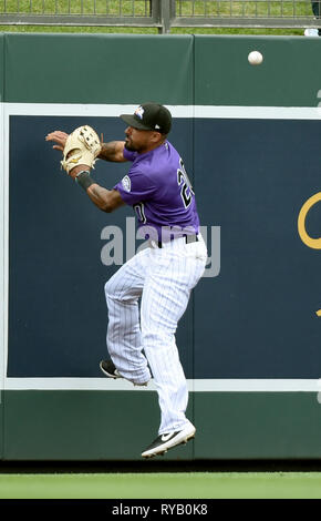 Scottsdale, Arizona, USA. 11 Mär, 2019. Rockies IAN DESMOND (20) ist nicht in der Lage, eine lange Fliege Kugel zum Mittelfeld zu ergreifen. Die Colorado Rockies besiegt die Oakland Athletics 6-3 in einem Spring Training matchup in Salt River Felder an der Talking Stick. Bild: Rob Dicker/ZUMA Draht/Alamy leben Nachrichten Stockfoto