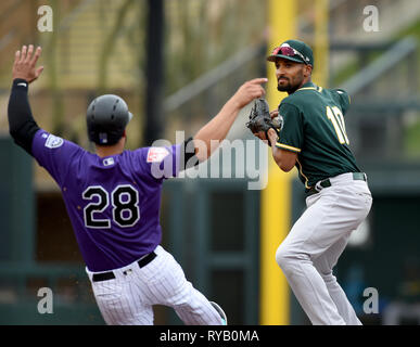 Scottsdale, Arizona, USA. 11 Mär, 2019. Rockies NOLAN ARENADO (28) wird an der zweiten Base mit einem "shortstop MARCUS SEMIEN (10) in einem Inning das doppelte Spiel gezwungen. Die Colorado Rockies besiegt die Oakland Athletics 6-3 in einem Spring Training matchup in Salt River Felder an der Talking Stick. Bild: Rob Dicker/ZUMA Draht/Alamy leben Nachrichten Stockfoto