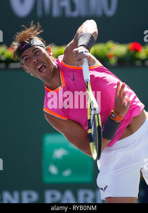 Indian Wells, Kalifornien, USA. 13 Mär, 2019. März 13, 2019 Rafael Nadal (ESP) dient gegen Filip Krajinovic (SRB) während der 2019 BNP Paribas Open in Indian Wells Tennis Garden in Indian Wells, Kalifornien. Charles Baus/CSM Credit: Cal Sport Media/Alamy leben Nachrichten Stockfoto