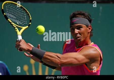 Indian Wells, Kalifornien, USA. 13 Mär, 2019. März 13, 2019 Rafael Nadal (ESP) liefert einen Schuß gegen Filip Krajinovic (SRB) während der 2019 BNP Paribas Open in Indian Wells Tennis Garden in Indian Wells, Kalifornien. Charles Baus/CSM Credit: Cal Sport Media/Alamy leben Nachrichten Stockfoto