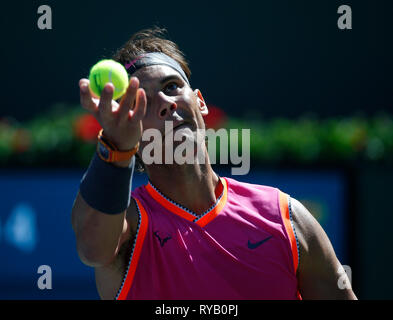 Indian Wells, Kalifornien, USA. 13 Mär, 2019. März 13, 2019 Rafael Nadal (ESP) dient gegen Filip Krajinovic (SRB) während der 2019 BNP Paribas Open in Indian Wells Tennis Garden in Indian Wells, Kalifornien. Charles Baus/CSM Credit: Cal Sport Media/Alamy leben Nachrichten Stockfoto