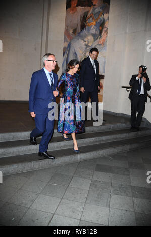 London, Großbritannien. 13 Mär, 2019. Ihre Majestät Königin Letizia von Spanien, kommen bei der Eröffnung der Sorolla: Spanischer Meister des Lichts in der National Gallery in London. Credit: Terry Scott/SOPA Images/ZUMA Draht/Alamy leben Nachrichten Stockfoto