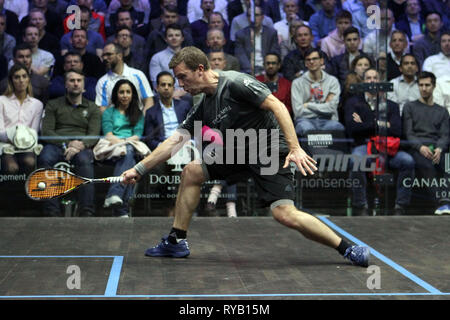 London, Großbritannien. 13 Mär, 2019. Mathieu Castagnet von Frankreich in Aktion gegen Tarife Dessouky von Ägypten. Citigold Canary Wharf Squash Classic, Tag 4, Viertelfinale, im Osten Wintergarten in Canary Wharf, London am Mittwoch, 13. März 2019. pic von Steffan Bowen/Andrew Orchard sport Fotografie/Alamy leben Nachrichten Stockfoto