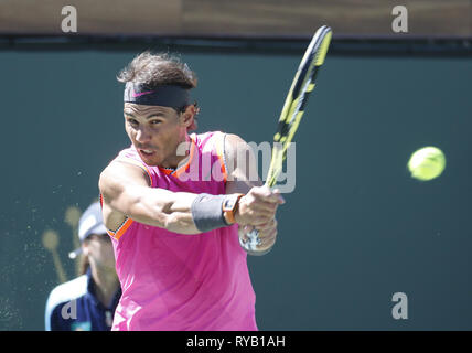 Los Angeles, Kalifornien, USA. 12 Mär, 2019. Rafael Nadal aus Spanien, gibt den Ball zu Filip Krajinovic Serbiens, während die Männer singles vierte Runde der BNP Paribas Open Tennisturnier am Mittwoch, 13. März 2019 im kalifornischen Indian Wells. Nadal gewann 2-0. Credit: Ringo Chiu/ZUMA Draht/Alamy leben Nachrichten Stockfoto
