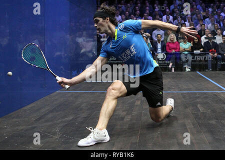 Paul Coll von Neuseeland in Aktion gegen Joel Makin von Wales. Citigold Canary Wharf Squash Classic, Tag 4, Viertelfinale, im Osten Wintergarten in Canary Wharf, London am Mittwoch, 13. März 2019. pic von Steffan Bowen/Andrew Orchard sport Fotografie/Alamy leben Nachrichten Stockfoto