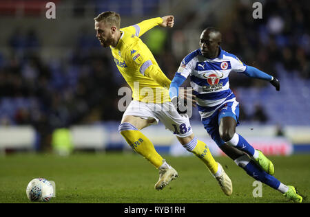 Leeds United von Pontus Jansson in Aktion mit der Lesung Modou Barrow während der Sky Bet Championship Match im Madejski Stadium, Lesen. Stockfoto