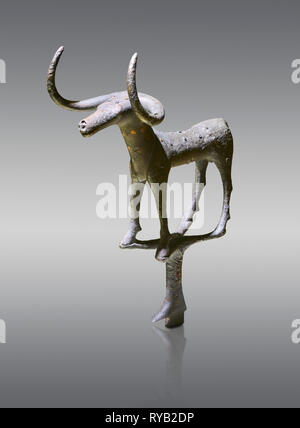 Bronzezeit Hattiergemeinschaft zeremoniellen Stier Statuette aus Bronze aus einem möglichen königliche Grab aus der Bronzezeit (2500 v. Chr. bis 2250 v. Chr.) - alacahoyuk - Museum für Anatolische Stockfoto