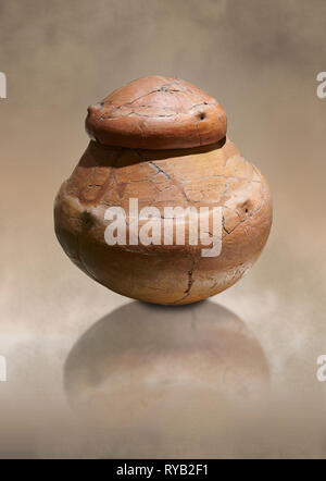 Terra cotta Topf und Deckel aus einem bronzezeitlichen Grab H (2500 v. Chr. - 2250 v. Chr.) - alacahoyuk - Museum für Anatolische Zivilisationen, Ankara, Türkei. Gegen einen Krieg Stockfoto