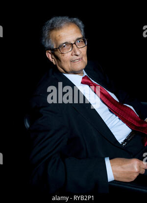 Amartya Sen Bild vor seinem Vortrag "Die Idee der Gerechtigkeit' an der London Literatur Festival, die Southbank Centre. Wie ist einer der weltweit führenden öffentlichen Intellektuellen. In der Vorlesung argumentiert er für eine neue Theorie der Gerechtigkeit, die das Abkommen nicht nur der gemeinschaftlichen Rechtsvorschriften, sondern von Außenseitern, die betroffen sein könnten. Durch die Abkehr von einem abstrakten Ideal der perfekten Gesellschaft, Sen argumentiert, dass unser Sinn für Gerechtigkeit in der Welt verankert sein, in der wir leben. Der Vortrag zu neuen Buch, das nächste Woche "Die Idee der Gerechtigkeit' [Pinguin] Stockfoto
