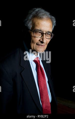 Amartya Sen Bild vor seinem Vortrag "Die Idee der Gerechtigkeit' an der London Literatur Festival, die Southbank Centre. Wie ist einer der weltweit führenden öffentlichen Intellektuellen. In der Vorlesung argumentiert er für eine neue Theorie der Gerechtigkeit, die das Abkommen nicht nur der gemeinschaftlichen Rechtsvorschriften, sondern von Außenseitern, die betroffen sein könnten. Durch die Abkehr von einem abstrakten Ideal der perfekten Gesellschaft, Sen argumentiert, dass unser Sinn für Gerechtigkeit in der Welt verankert sein, in der wir leben. Der Vortrag zu neuen Buch, das nächste Woche "Die Idee der Gerechtigkeit' [Pinguin] Stockfoto