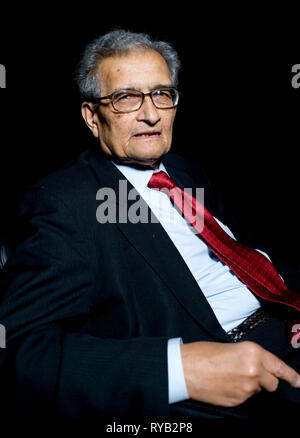 Amartya Sen Bild vor seinem Vortrag "Die Idee der Gerechtigkeit' an der London Literatur Festival, die Southbank Centre. Wie ist einer der weltweit führenden öffentlichen Intellektuellen. In der Vorlesung argumentiert er für eine neue Theorie der Gerechtigkeit, die das Abkommen nicht nur der gemeinschaftlichen Rechtsvorschriften, sondern von Außenseitern, die betroffen sein könnten. Durch die Abkehr von einem abstrakten Ideal der perfekten Gesellschaft, Sen argumentiert, dass unser Sinn für Gerechtigkeit in der Welt verankert sein, in der wir leben. Der Vortrag zu neuen Buch, das nächste Woche "Die Idee der Gerechtigkeit' [Pinguin] Stockfoto