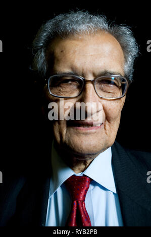 Amartya Sen Bild vor seinem Vortrag "Die Idee der Gerechtigkeit' an der London Literatur Festival, die Southbank Centre. Wie ist einer der weltweit führenden öffentlichen Intellektuellen. In der Vorlesung argumentiert er für eine neue Theorie der Gerechtigkeit, die das Abkommen nicht nur der gemeinschaftlichen Rechtsvorschriften, sondern von Außenseitern, die betroffen sein könnten. Durch die Abkehr von einem abstrakten Ideal der perfekten Gesellschaft, Sen argumentiert, dass unser Sinn für Gerechtigkeit in der Welt verankert sein, in der wir leben. Der Vortrag zu neuen Buch, das nächste Woche "Die Idee der Gerechtigkeit' [Pinguin] Stockfoto