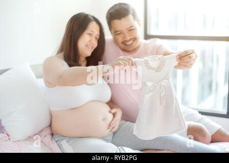 Asiatische schwangere Frau mit Mann. Mutter Tag und Internationalen Tag der Frau. Mama und Kind. Stockfoto