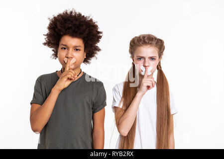 Ernsthafte entschlossene Kinder mit Getapten Mund posing Stockfoto