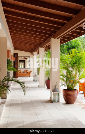 ' Kübelpflanzen Palmen auf der Terrasse im Tamarind Cove, Antigua' Stockfoto