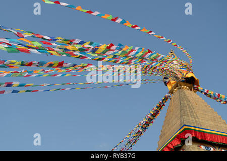 Low Angle View von bunten Gebetsfahnen aufhängen an Tempel gegen den klaren blauen Himmel während der sonnigen Tag Stockfoto