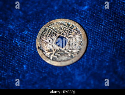 Die Objekte zum Angebot: - geschnitzt Rot Lack auf Holz core 1403-24 mit Szenen des kaiserlichen Haushalts 35 cm Durchmesser. - Ein paar gold Kissen endet vermutlich für ein Mitglied der königlichen Familie Ming - Longquan Heiligtum - Steinzeug celadon Glasur und Vergoldung Tongle Ära 1406. an der Oberseite des obersten daoistischen Gott des Donners Fahrten Fabeltier bezeichnet ein qilin Mitte Nische sind die drei Reine, Götter, der daoistischen Philosophie kapseln. Im Zentrum Celestial Worthys. In der Mitte in den Reverse Shot sichtbar wird, ist die CW von Promordial. In der unteren Grotte sind der Jade Kaiser cen Stockfoto